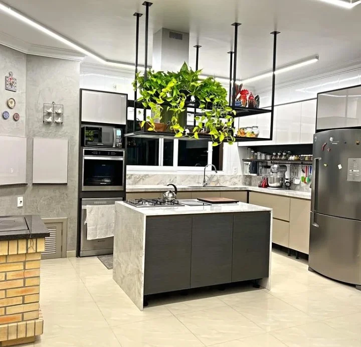 Cozinha gourmet com ilha em mármore e plantas