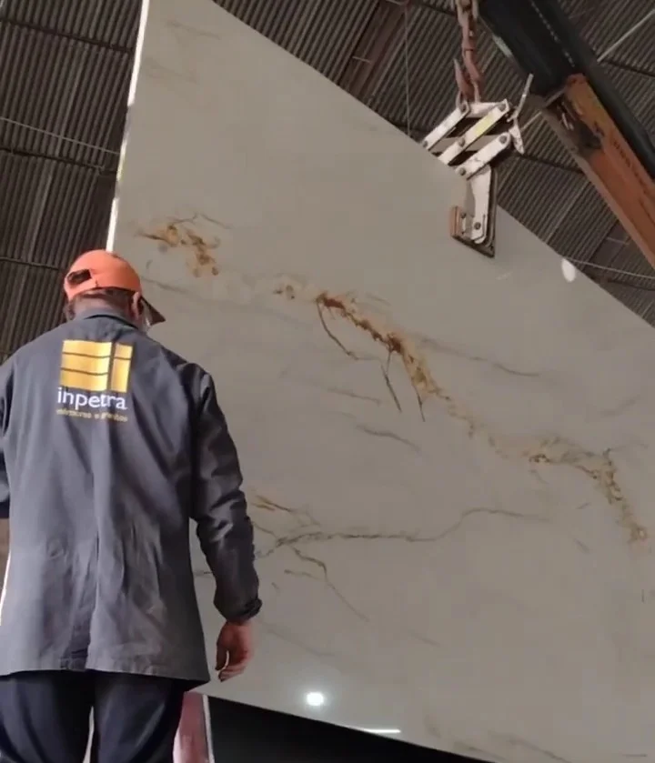 Equipe Inpetra trabalhando com placa de mármore na fábrica