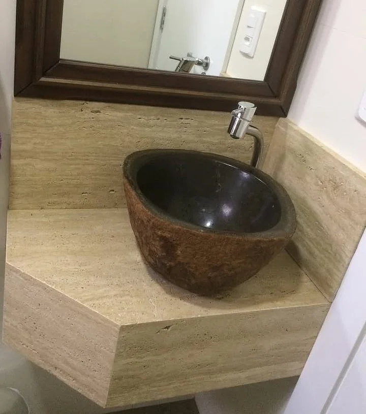 Lavabo rústico com cuba de pedra natural